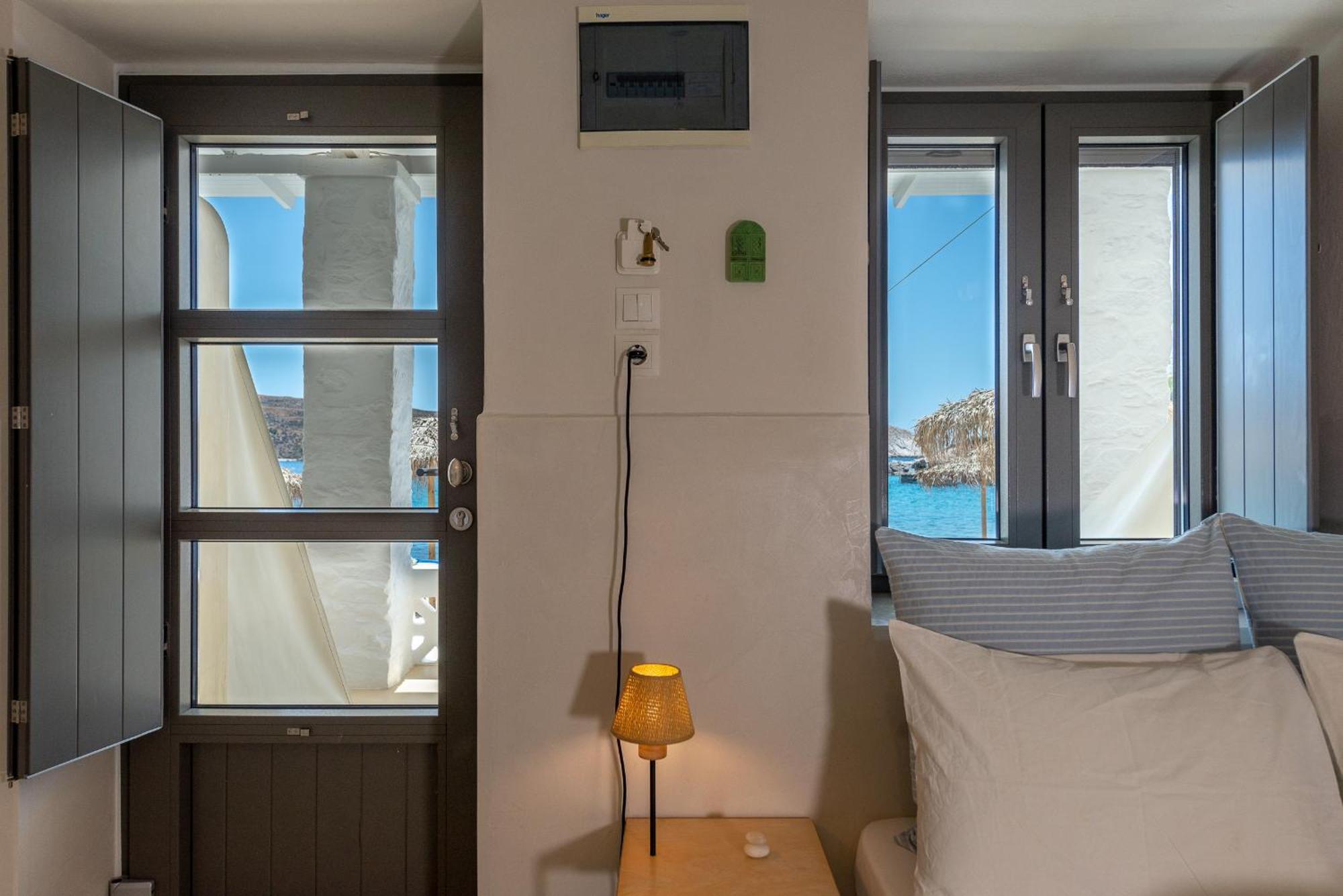 Emily Hotel Vari  Экстерьер фото