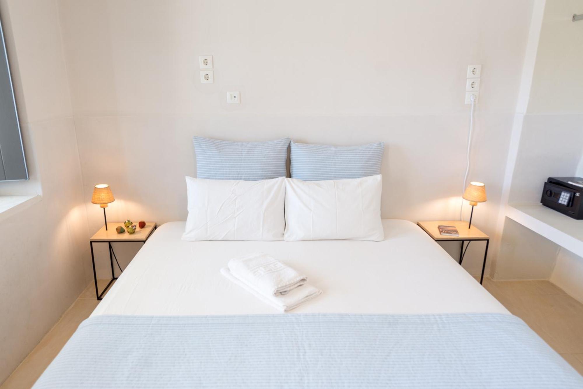 Emily Hotel Vari  Экстерьер фото